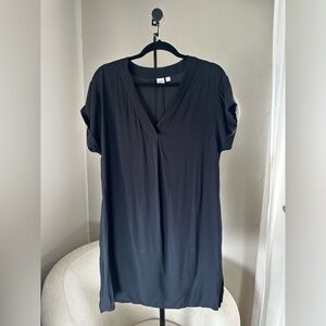 Gap black V-neck Dress Size M Petite with Pockets